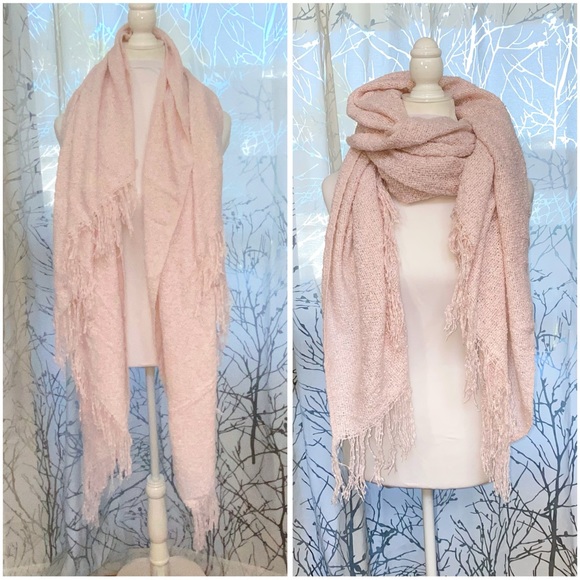 Free People Accessories - FREE PEOPLE big light pink fringe knit big blanket scarf
